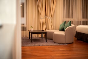 Premier Studio Suite | Coin séjour | TV connectée de 40 pouces avec chaînes numériques, Netflix