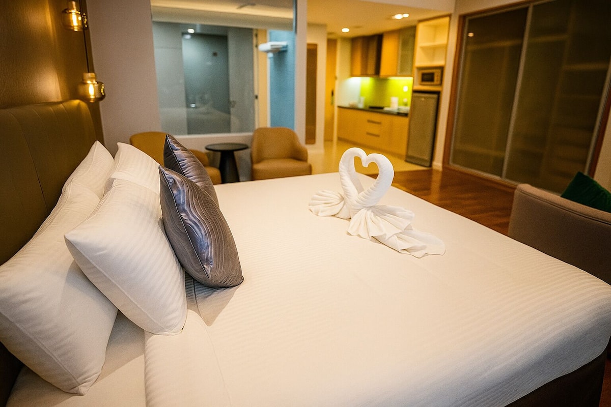 Premier Studio Suite | 1 bedroom, premium bedding, in-room safe, desk