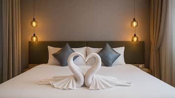 1 bedroom, premium bedding, in-room safe, desk