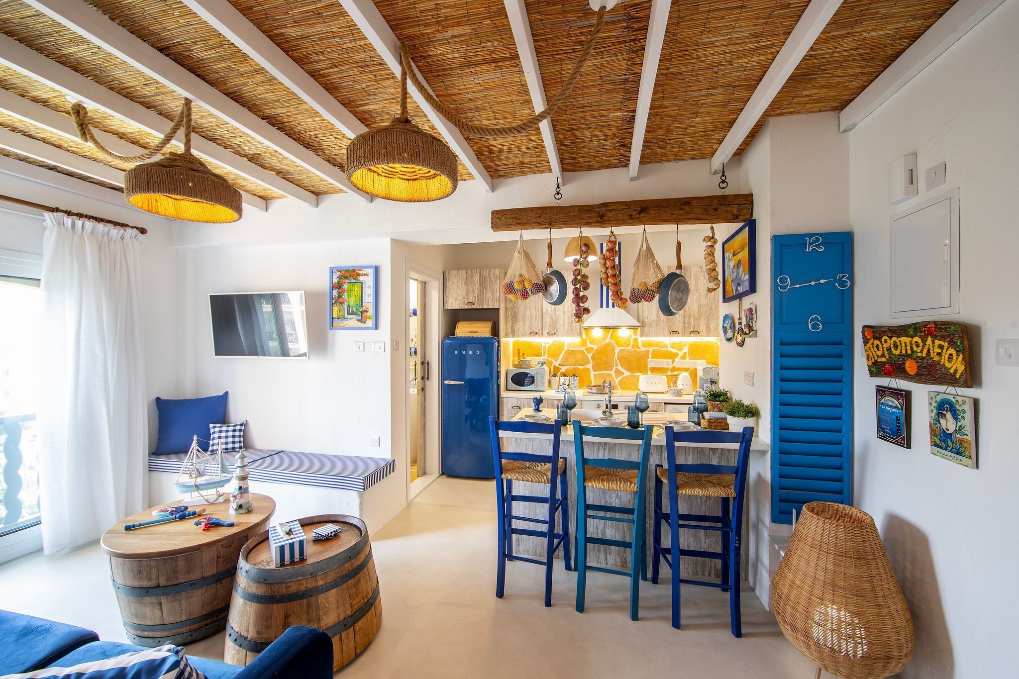 Lemnos Suite One-Bedroom Apartment (D420) | Vardagsrum | 65-tums platt-tv med digitalkanaler, tv och böcker