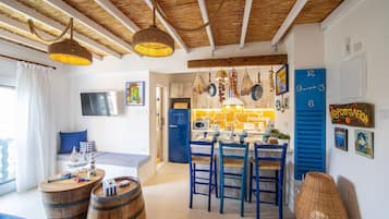 Lemnos Suite One-Bedroom Apartment (D420) | Vardagsrum | 65-tums platt-tv med digitalkanaler, tv och böcker