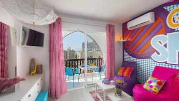 Pop Art Indulgence Studio (A402) | Área de sala de estar | Televisión de pantalla plana de 65 pulgadas con canales digitales