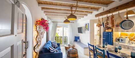 Lemnos Suite One-Bedroom Apartment (D420) | リビング エリア | 65 インチの薄型テレビ (デジタル放送視聴可)、テレビ、書庫