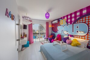 Pop Art Indulgence Studio (A402) | 低刺激性寝具、セーフティボックス (室内)、客室ごとに異なる装飾、客室ごとに異なるインテリア