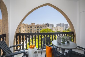 Hipster Two-Bedroom Apartment (D418) | Vista balcone