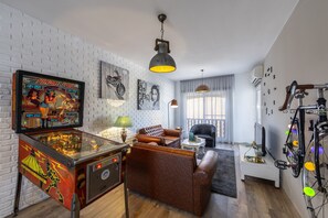 Retro Deluxe Two-Bedroom Apartment (C416B) | Area keluarga | Televisi layar datar 65-inci dengan saluran TV digital, TV, dan buku