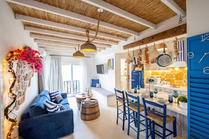 Lemnos Suite One-Bedroom Apartment (D420) | Area soggiorno | TV a schermo piatto 65 pollici con canali digitali, TV, libri