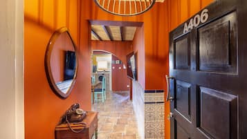 Casa Feliz Two-Bedroom Apartment (A406) | Nappalirész | Síkképernyős tévé és könyvek