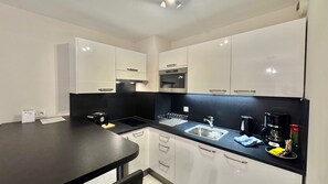 Fridge, microwave, coffee/tea maker, electric kettle - Pallazzio 2, 5 minuts walking distance from Beacheswith terrace and parking (Cannes)