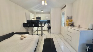 Free WiFi, bed sheets - Pallazzio 2, 5 minuts walking distance from Beacheswith terrace and parking (Cannes)