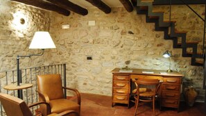 Tv, bordtennisbord, bøger