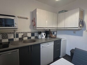 Jääkaappi, liesi, astianpesukone, kahvin-/teenkeitin