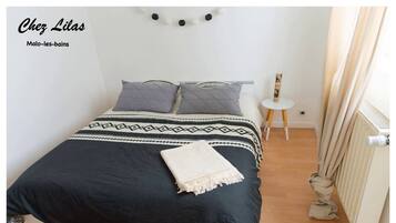 3 chambres, fer et planche à repasser, Wi-Fi, draps fournis