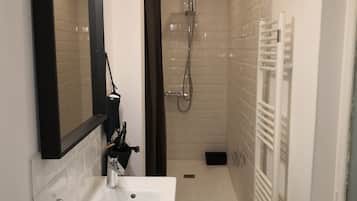 Een haardroger, handdoeken, toiletpapier