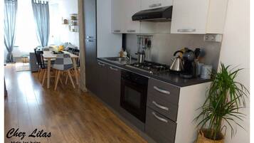 Een koelkast, een microgolfoven, een oven, een kookplaat