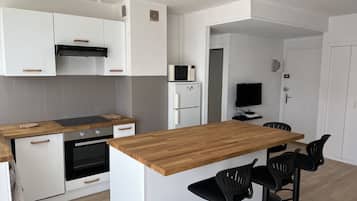 Geladeira, micro-ondas, fogĂŁo, cooktop