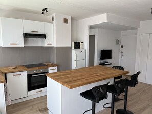 Réfrigérateur, micro-ondes, four, plaque de cuisson