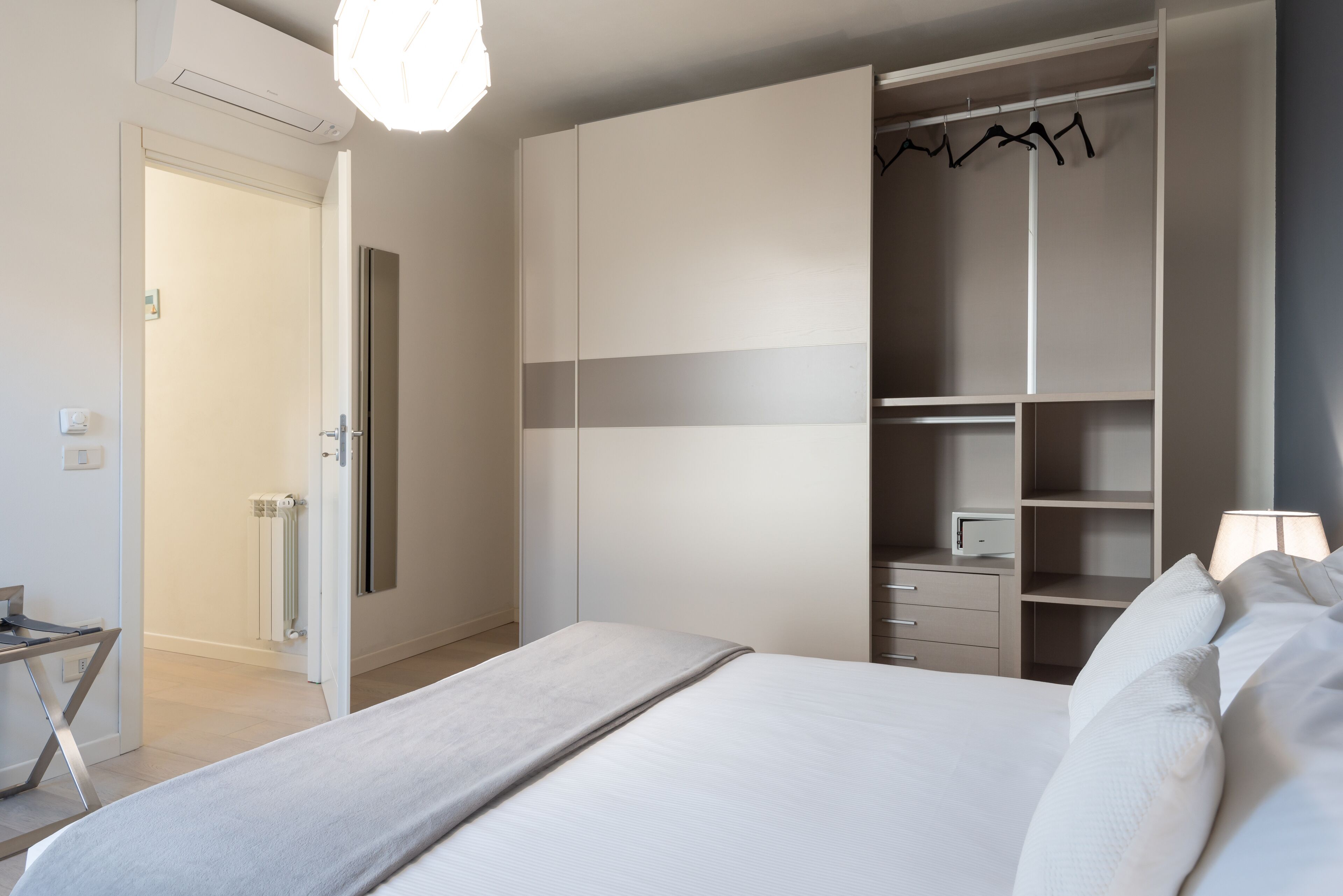 3 sovrum, värdeförvaringsskåp på rummet och skrivbord