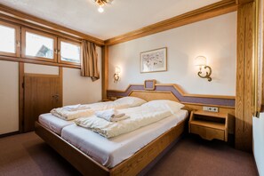 Apartment, 2 Schlafzimmer | Individuell dekoriert, individuell eingerichtet, Bettwäsche