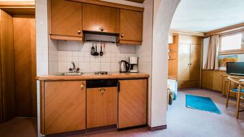 Apartment, 2 Schlafzimmer | Eigene Kochnische | Kühlschrank, Ofen, Herdplatte, Geschirrspüler
