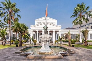 A white building with columns labeled 'MUSEUM' and a fountain in the center. - Casa Living Setiabudi Jakarta (Jakarta)