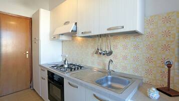 Apartment, 2 Bedrooms | Private kitchen | Fridge, oven, stovetop, electric kettle