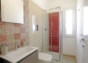 Appartement, 2 slaapkamers | Badkamer | Een douche, een regendouche, een bidet