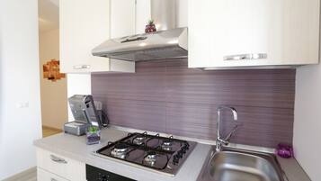 Apartemen, 2 kamar tidur | Dapur pribadi | Lemari es, oven, kompor, dan mesin espresso