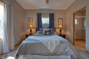 3 bedrooms, iron/ironing board, WiFi, bed sheets - Charming North End Haven | Walk to Downtown & Hyde Park | Enjoy Outdoor Patio & Backyard w/ Your Dog (Boise)