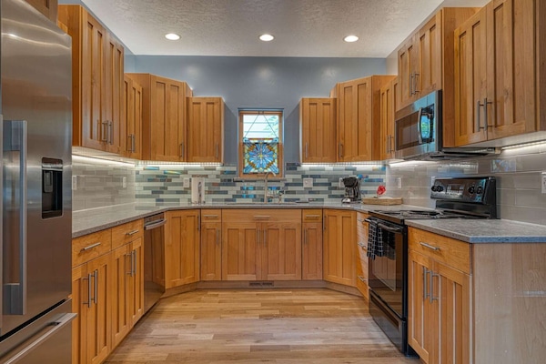 Lots of counter space in the fully-equipped kitchen!