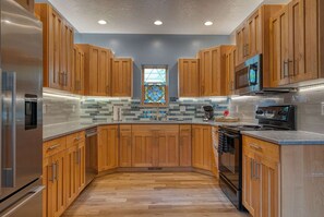 Kjøleskap, mikrobølgeovn, ovn og kokeplater