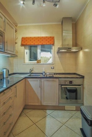 Micro-ondes, four, plaque de cuisson, lave-vaisselle