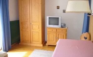 En 20-tommers TV med kabel-kanaler