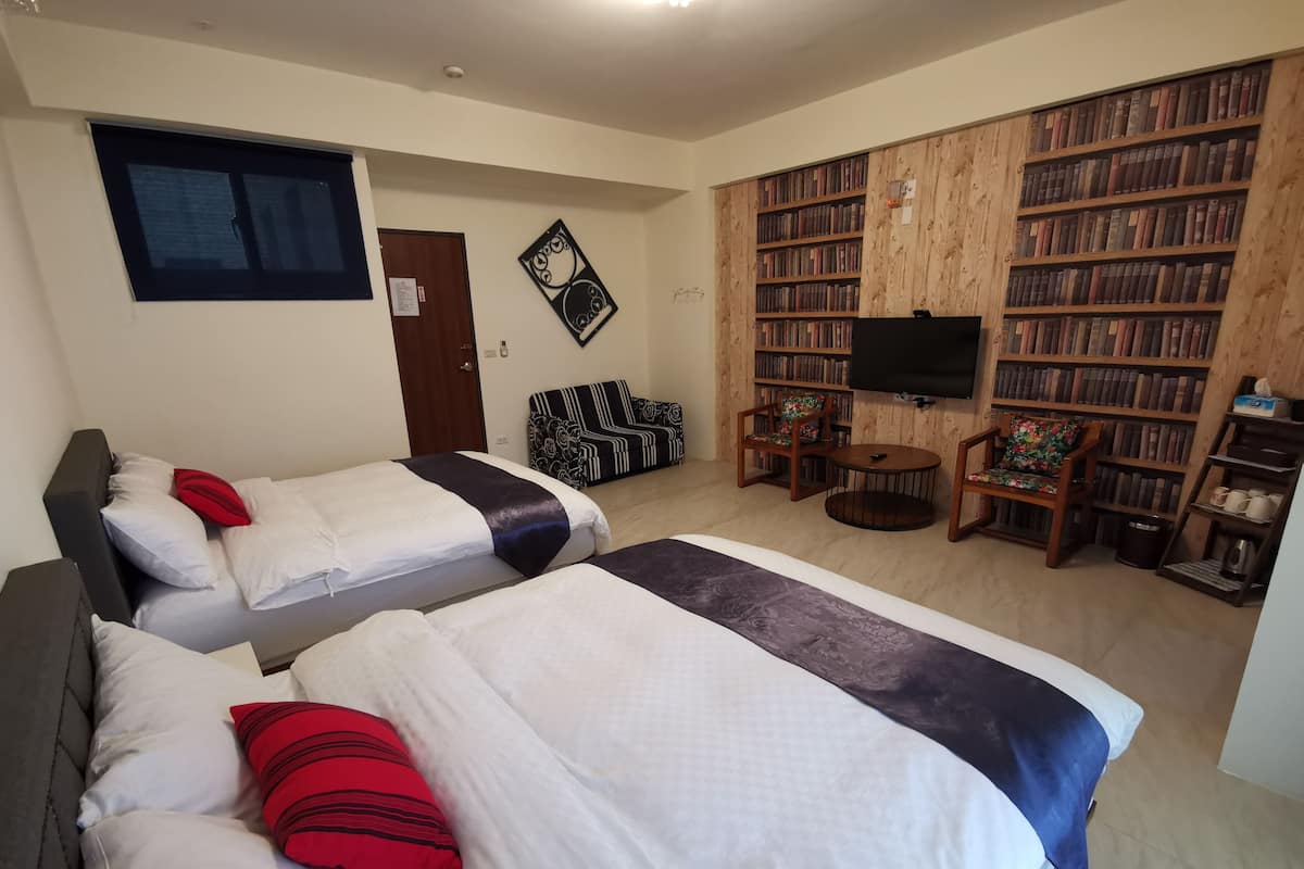 Deluxe Quadruple Room | Blackout drapes, WiFi (free), individually furnished, bed sheets