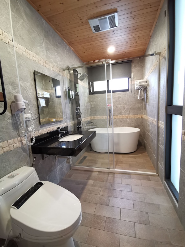 Deluxe Quadruple Room | Bathroom | Free toiletries, hair dryer, slippers, towels