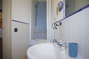 Apartment, 1 Bedroom | Bathroom | Shower, hair dryer, bidet, towels