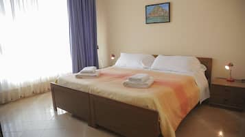 Apartamento, 2 quartos | Wi-Fi de cortesia, roupa de cama