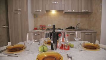 Appartamento, 2 camere da letto | Cucina privata | Frigorifero con congelatore, forno, piano cottura, bollitore elettrico