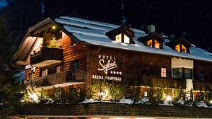 Un bâtiment en bois sur lequel on peut lire l’inscription suivante : « Hôtel Sylwia, sauna et bain de vapeur ».