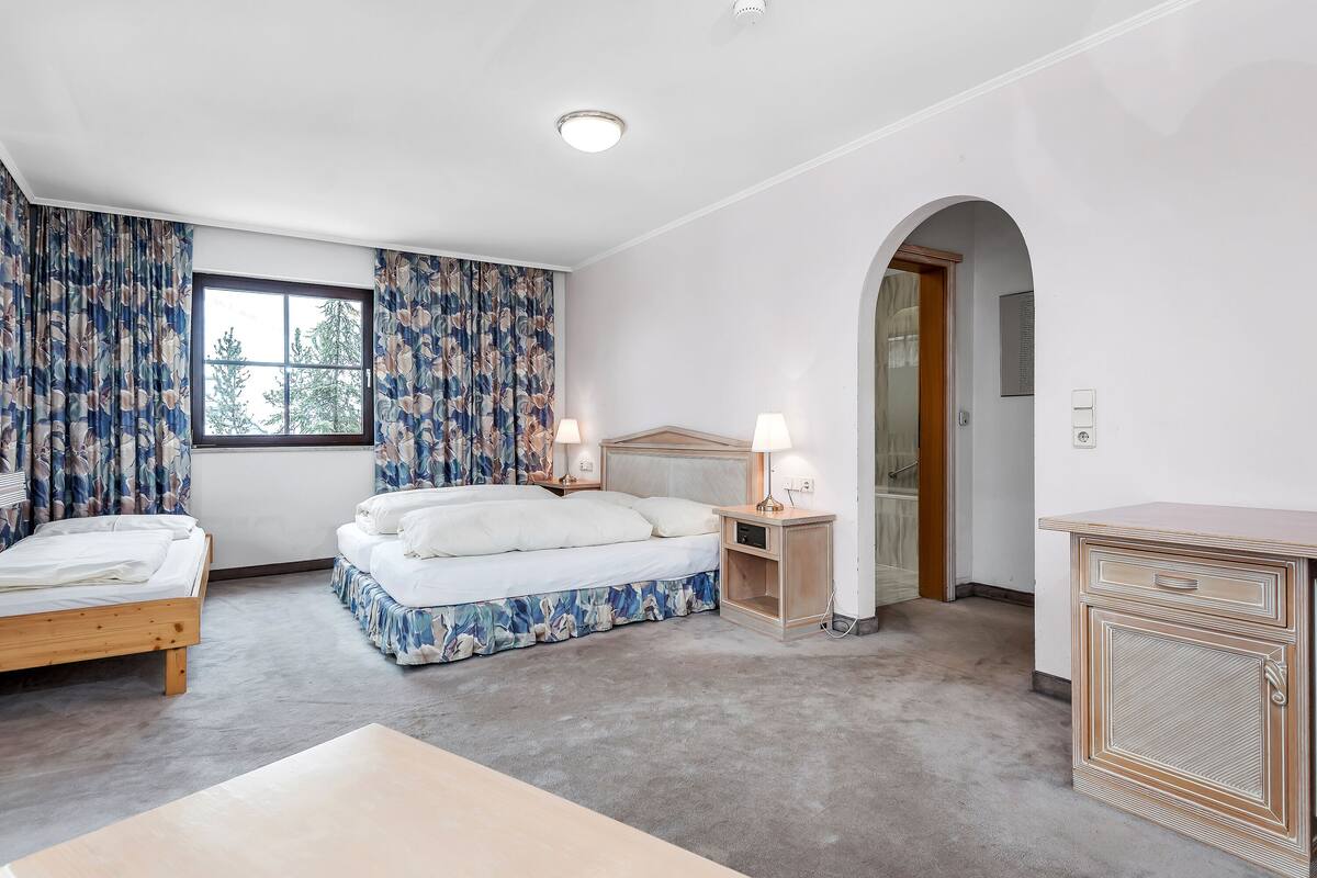 WiFi (free), bed sheets
