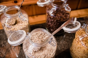 A kitchen counter with several glass jars containing different food items. - Hotel Rothirsch by Skinetworks (Sankt Johann im Pongau)