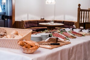 Breakfast buffet - Hotel Rothirsch by Skinetworks (Sankt Johann im Pongau)