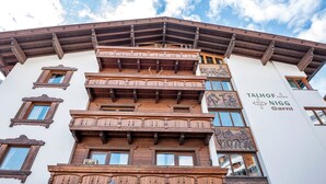 A multi-story building with wooden balconies and a sign reading "TAHLOF NIGG Garni". - Heart Hotel Talhoff Nigg (Sankt Anton am Arlberg)