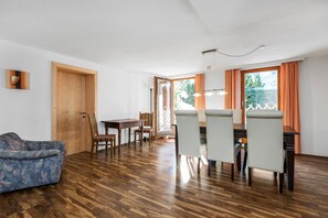 Apartment, 2 Schlafzimmer (7 Guests) | Wohnbereich | 20-Zoll-Fernseher mit Kabelempfang