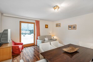 Apartment, 2 Schlafzimmer | Wohnbereich | 20-Zoll-Fernseher mit Kabelempfang