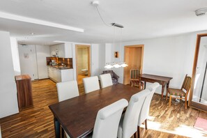 Apartment, 2 Schlafzimmer (7 Guests) | Wohnbereich | 20-Zoll-Fernseher mit Kabelempfang