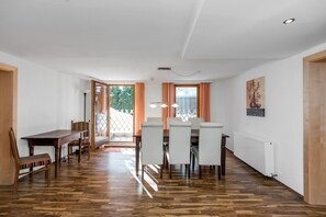 Apartment, 2 Schlafzimmer (7 Guests) | Wohnbereich | 20-Zoll-Fernseher mit Kabelempfang