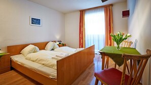 Habitación doble, balcón | Caja de seguridad en la habitación y tabla de planchar con plancha