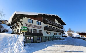 Front of property - Hotel-Pension Götschlhof by Skinetworks (Schladming)