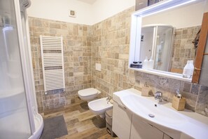 Appartement, 1 chambre (Bilocale) | Salle de bain | Douche, douche cascade, bidet, serviettes fournies